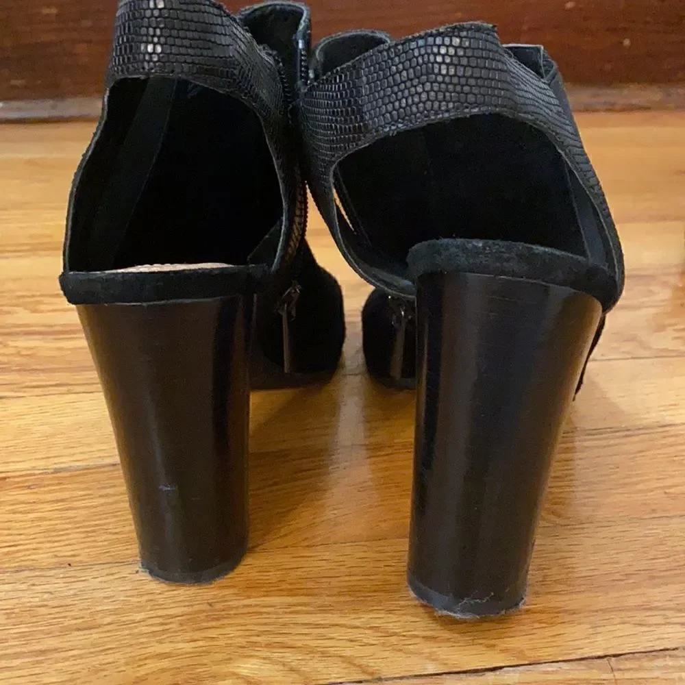 Tahari Mercy Black Suede Bootie Sz. 10‎